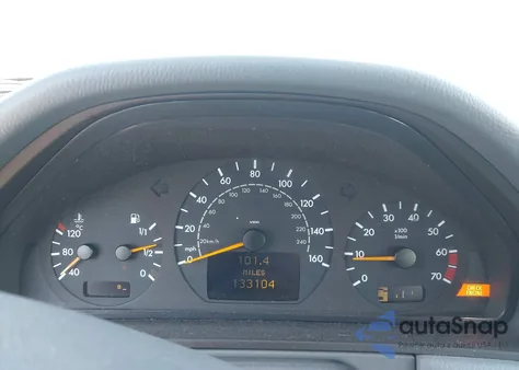 2002 Mercedes-Benz E 320 Special Edition z USA, uszkodzony, nr VIN WDBJF65J52B396892